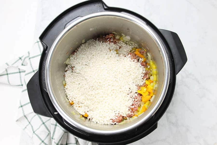 https://www.thebittersideofsweet.com/wp-content/uploads/2020/09/Instant-Pot-Sausage-and-Peppers-Risotto-with-rice.jpg